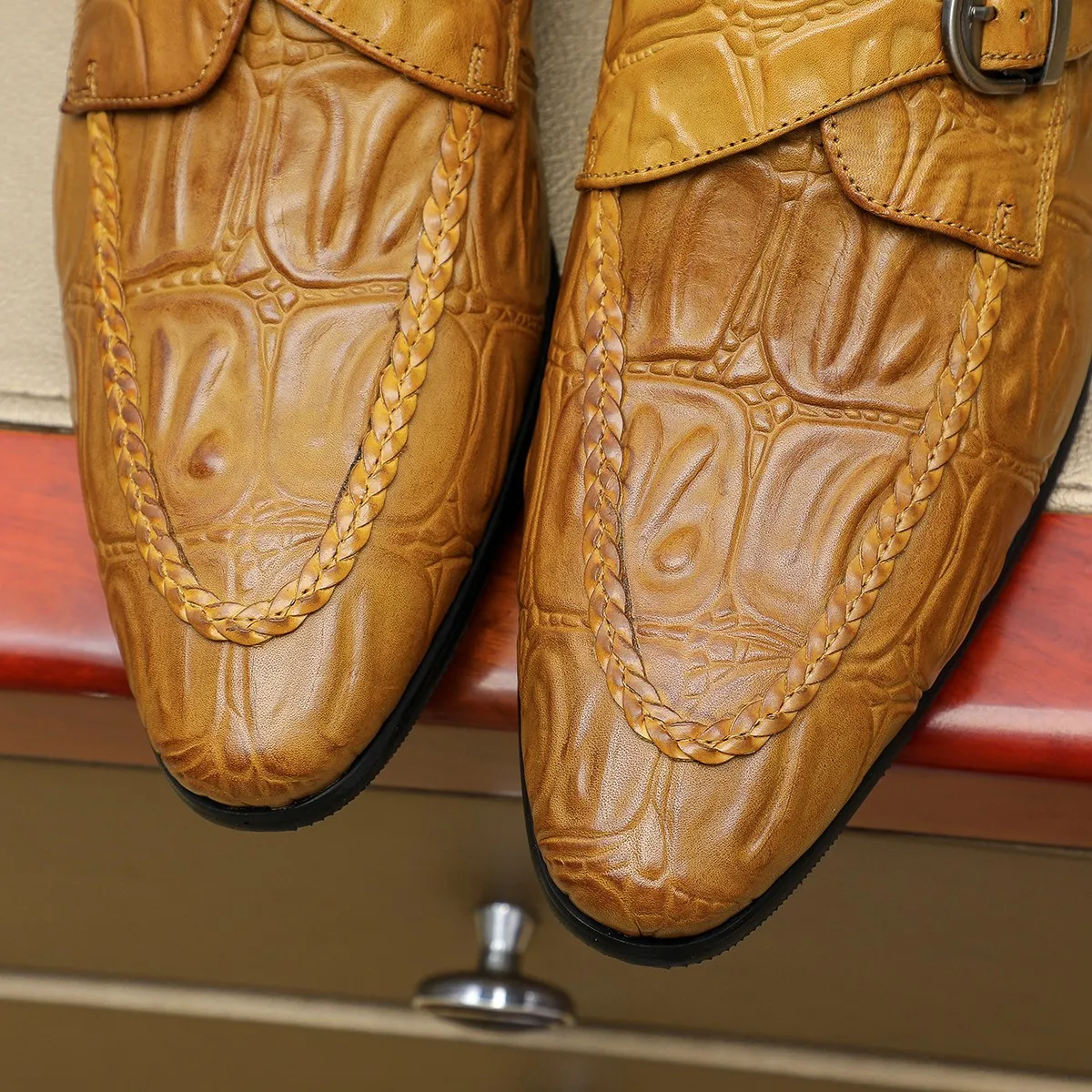 Men's shoes 💰540 💰 Louis Vuitton LV ® Autumn and Winter 🆕 models 🔛Full shoe counter First layer cowhide, 🐂leather lining casual shoes for men, super soft outsole, essential for driving. Counter synchronized original first layer cowhide completely 1:1 mold customization 🌹Top version, 2 colors optional! Number: 38-45 (37.46. Customized)